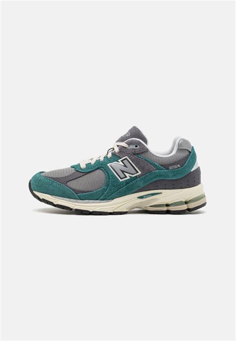 new balance m2002 unisex.